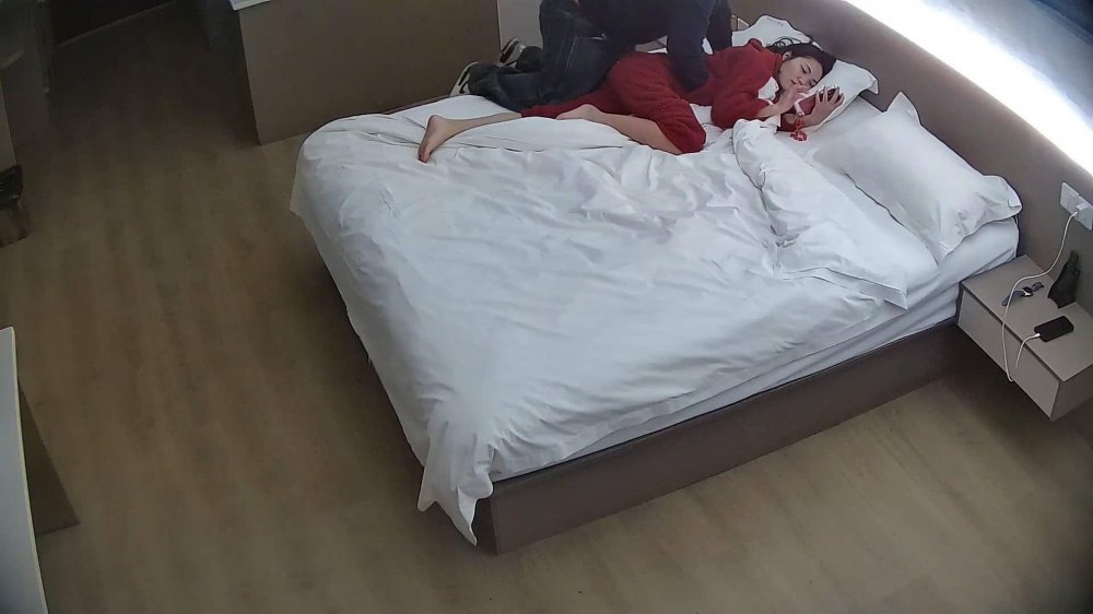 領導帶恬靜紅衣女下屬酒店開房摳的淫水直流啪啪內射