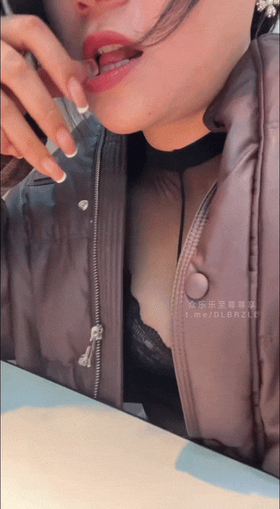 推特露臉淫妻博主【江西奇妙淫妻 紅塵妃子】飯後大亂交，附真實聊天記錄，淫蕩少婦徹底放飛自我[MP4/894MB]