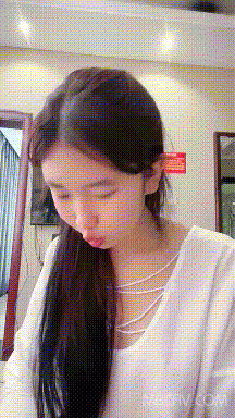 豐滿肉感微坦00后鄉下小妹，看起來淳樸老實，梳個長馬尾，和閨蜜壹起下海撩騷