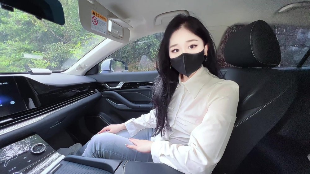 【車內灌精】萌崽兒❤️帶同事老婆野外車震安排上紅邊吊帶黑絲，非常情趣，操著又白又嫩的小穴內射