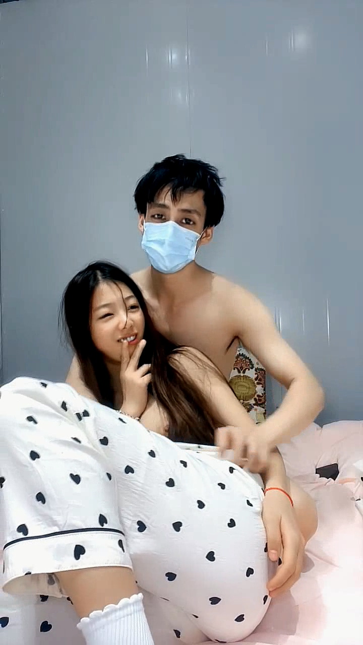 小哥把安靜美女扒光了玩弄，全程露臉揉奶摳逼深喉大雞巴，高潮噴水淫水多多好刺激[MP4/1.54G]