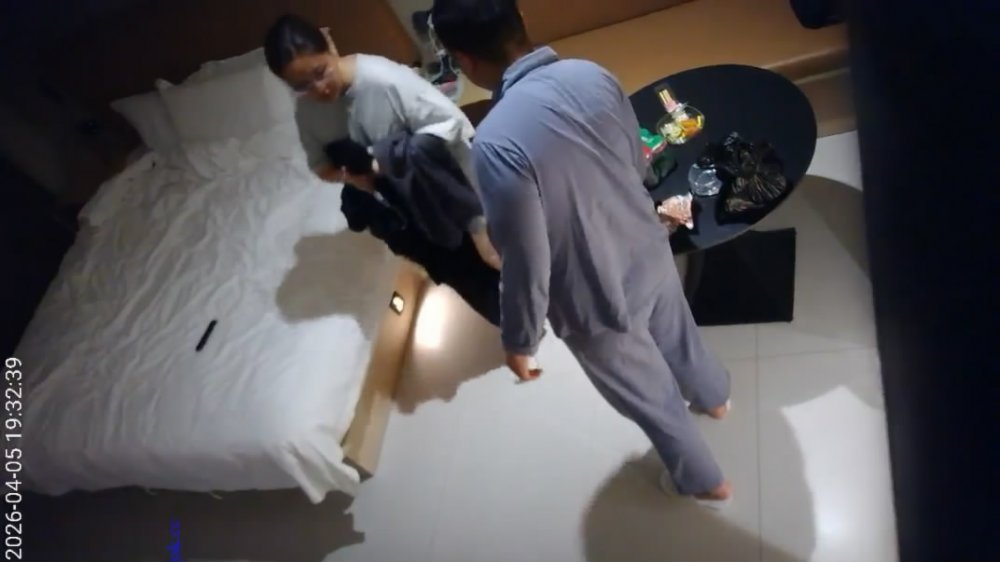 4-5流出酒店偷拍少婦被眼鏡渣男騙到酒店一頓啤酒喝完趁她睡覺拿下內射