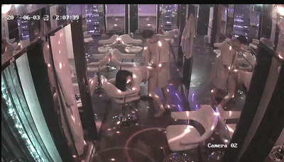 按摩店監控流出 有不少炮房，但不少人選擇在過道椅子上直接開乾