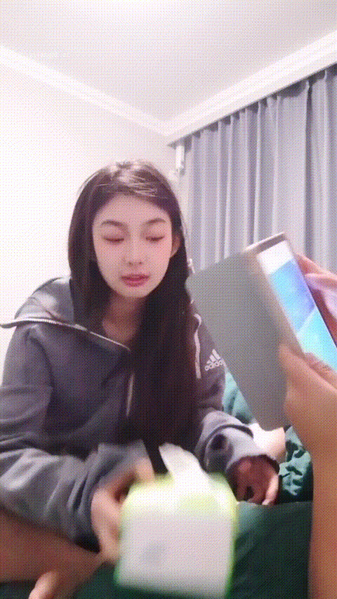 頂級校花鴨鴨是個M明星顏值 大奶翹臀 逼毛濃厚 被男友拉去 自慰大雞巴抽插 啪啪賺學費 讚2