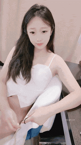 絕美大屁股，極品長腿，谷谷的養樂多，粉嫩蝴蝶逼，男友摳的噴水，爽了再插入雞巴 無套幹翻內射