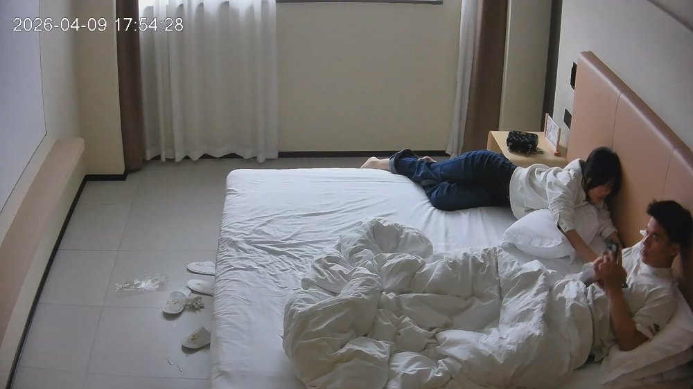 4-9流出酒店偷拍花臂男一人入住甜美女友奔赴送炮笑得真開心