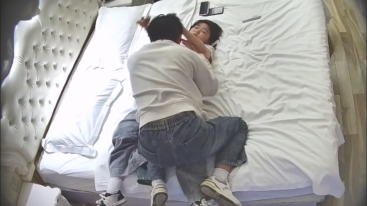 2026-3-30酒店偷拍 清純校花帶著書本到酒店啪啪完后還忙著學習