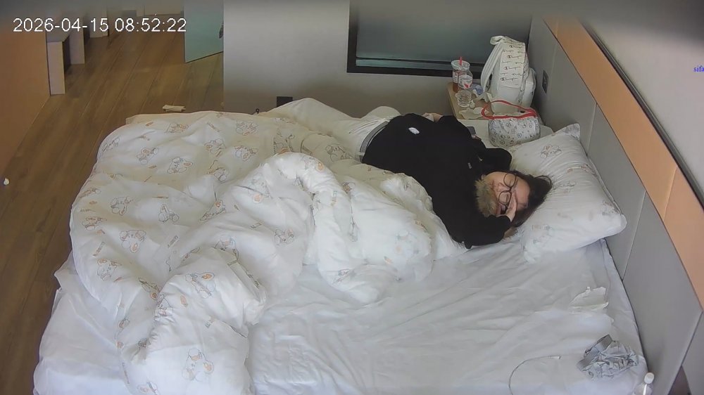 4-15流出酒店偷拍沒啥性經驗的大學生情侶開房過夜眼鏡學妹被干兩炮