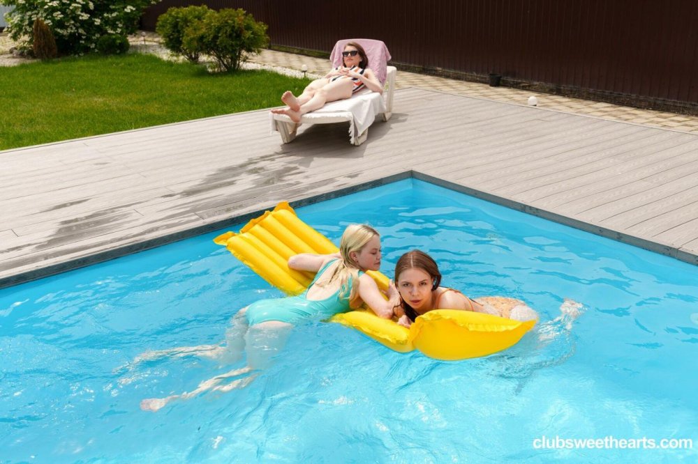 Milka Wey and Rebecca Nikson in Club Sweethearts set Wet 'n Wild[20P]