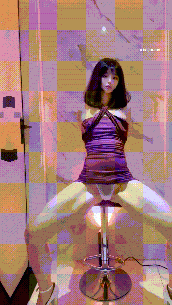 極品嫩妹舞啪福利姬【貝璃珞】最新露臉作品，紫色包臀裙頂逼裸舞，口吹顏射（2V）[MP4/1320MB]