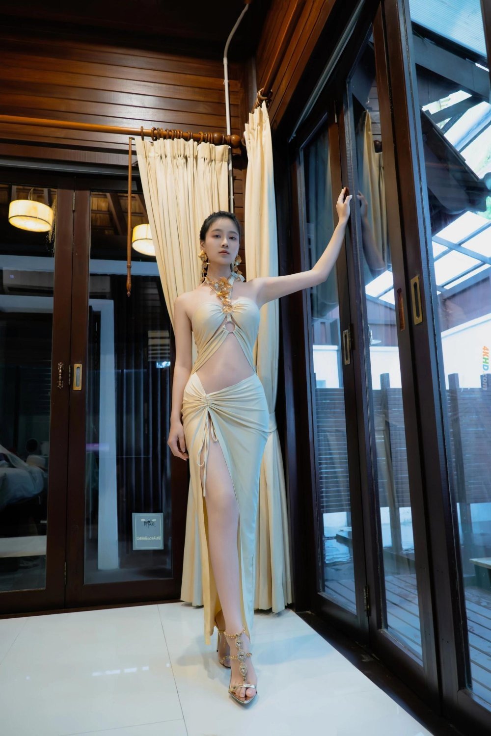 海邊維納斯，金色禮服將女性氣質和古典神話與現代時尚完美融合[29P]