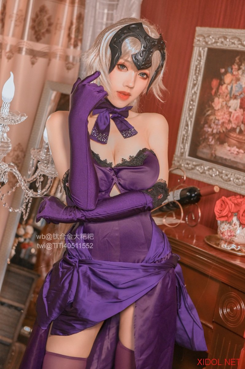 [Cosplay] 钛合金TiTi – 醉酒贞德
