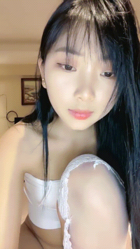 康妹高顏值呆萌眼鏡妹 大尺度收費秀看得雞巴邦硬 喜歡眼鏡妹的不要錯過