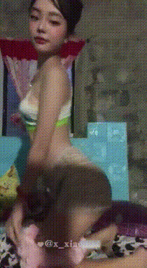 強推！ 菲律賓18歲清純蘿莉，家裡雖清貧，但小美眉長得美麗可人兒，極品身材白嫩還在發育的挺拔奶子，和男友簡陋閨房啪啪