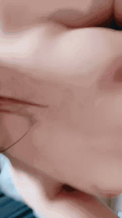 紅唇妖豔漂亮小姐姐頭套炮友激情操逼跪著舔屌口交，拉手後入撞擊