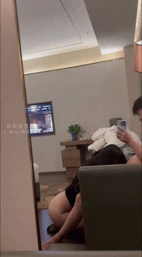 富二代留學生約炮完美露臉【楊昭的性愛】鏡子前後入雪白的蜜桃臀特寫粉嫩鮑魚，操的有些腫了