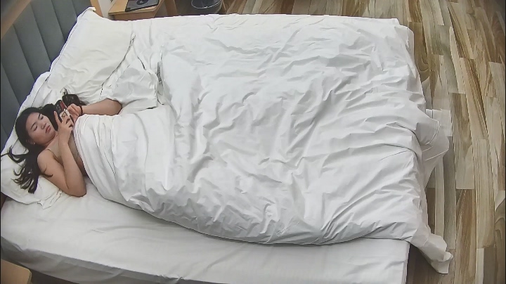 2026-4-17酒店偷拍 氣質禦姐和男友觀摩AV摳出水后絲滑插入啪啪