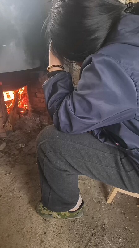 煮完狗食心血來潮 在養殖場現場做愛 主人被後入抽插 狗子看著都羡慕極了 濃精激射爆乳媽媽[MP4/1.2G]