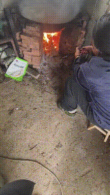 煮完狗食心血來潮 在養殖場現場做愛 主人被後入抽插 狗子看著都羡慕極了 濃精激射爆乳媽媽