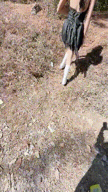 迷人露背裙進山打野炮 雪嫩玉背肉棒在下體插穴 意猶未盡車上裸操車震 美臀肉便器自動榨精