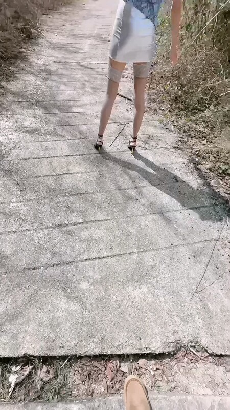 吊帶絲襪無內包臀裙在路邊尿尿 沒尿完就被拉車裡操 滑軟汁多的小穴濕淋淋 榨精內射精液[MP4/417MB]