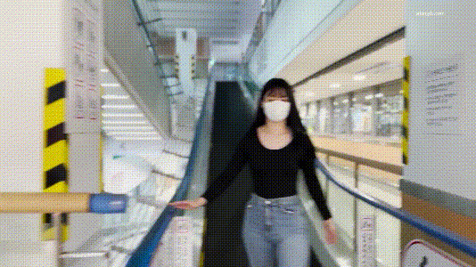 推特極品氣質長髮人妻，極致牛仔褲肥臀逛大型商超，無人樓道調教搞一下，無毛一線天太頂了