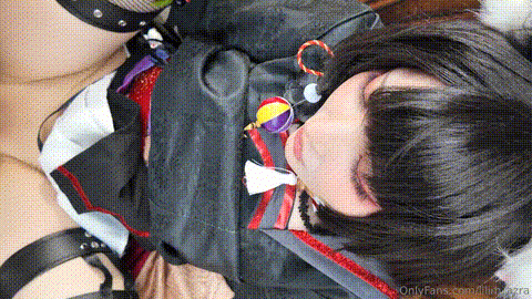 高顏值嫩妹福利姬【lilim_azra】最新作品，Cos狐坂若藻露臉被爆肏內射（2V）