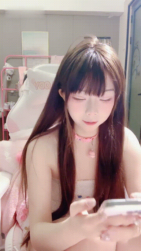 表面是大家文靜乖巧小學妹 · 極品少女胴體