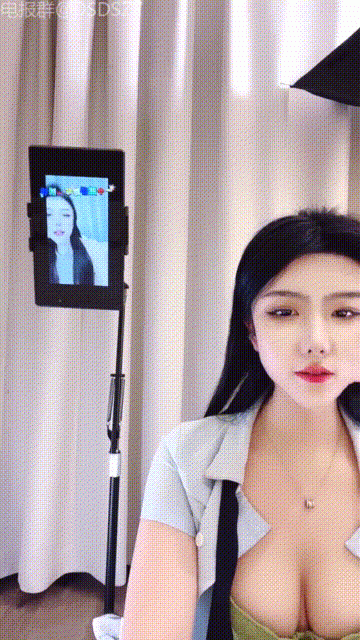 高顏值姐妹花車模莎莎帶閨蜜和榜一大哥3p深入交流，兩個大長腿輪流坐屌，騷話連連，後入打樁邊幹邊噴