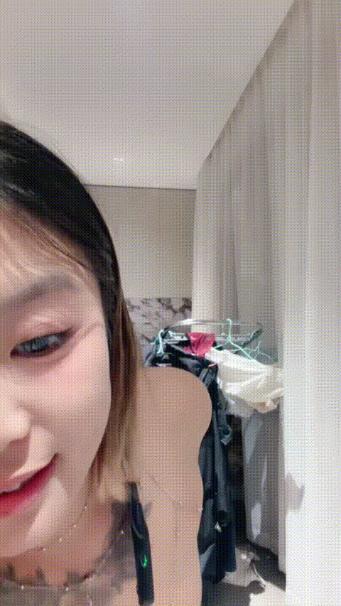 純情美少女壯士瘋狂摳逼自慰 · ，