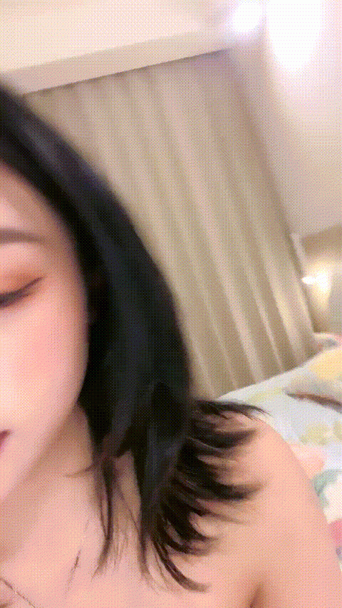 王女士扶著屁股一頓操！ 懟屏摳穴道具妖嬈自慰！