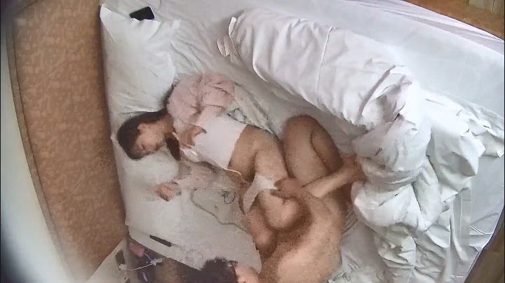 2026-4-24酒店偷拍 粉嫩甜妹女生床上鋪上小毯子和男友愉快玩耍
