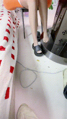 長腿女神開檔肉絲看電視烤火 沒穿內褲誘人小穴勾引兒子 吃上了奶油肉棒榨精中出