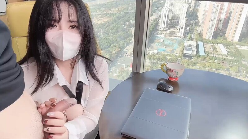 清純女神〖櫻桃空空〗清純秘書為升職加薪主動獻身老闆~落地窗前被爆操內射！ 又純又欲 小悶騷型