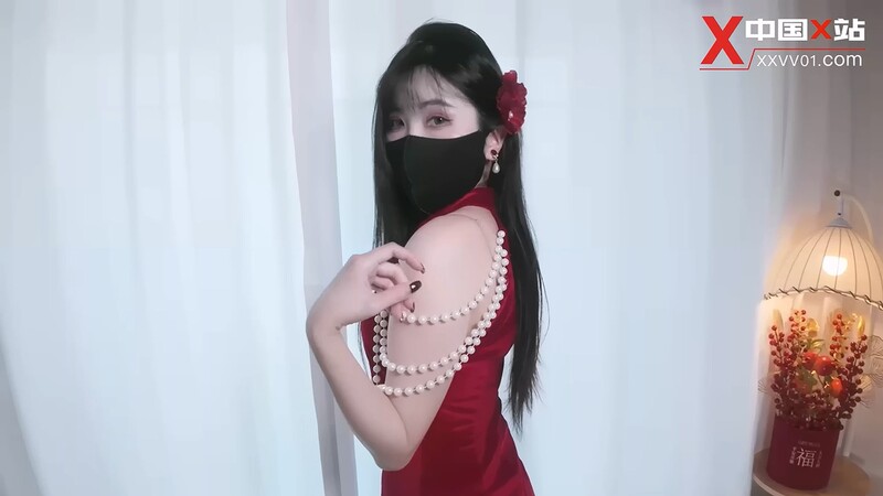 【饅頭白虎】懶懶豬 - 新年賀歲表姐微醺后敲響了我的房門 用溫潤小嘴吸食肉棒 小穴騎乘打樁汁液流淌 沾滿精液美穴濕潤誘人