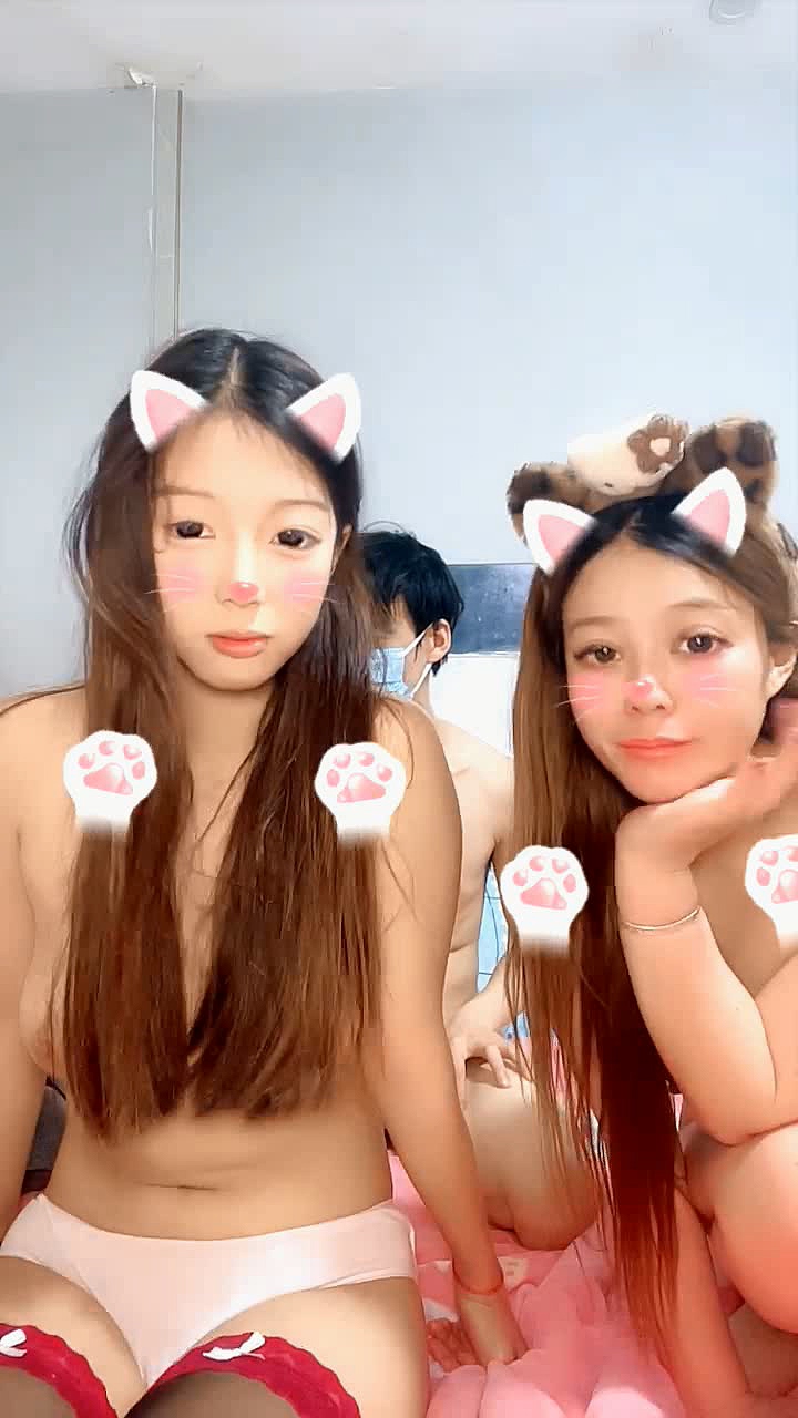 黑絲露臉無毛逼兩個顏值不錯的姑娘讓小哥玩雙飛，口交大雞巴吃奶玩逼小黃瓜抽插，後入爆草浪叫不止表情好騷[MP4/1.57G]