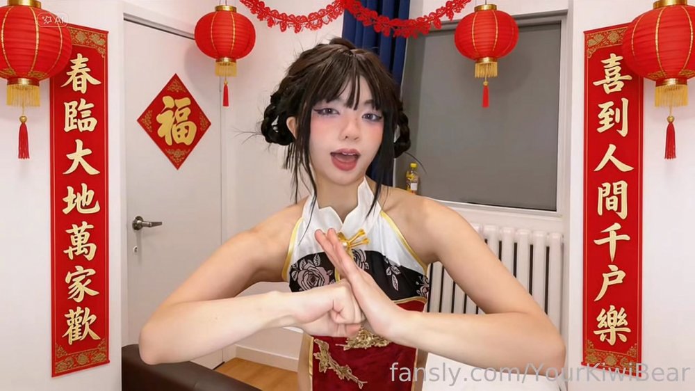 青春可愛美少女福利姬【yourkiwibear】最新作品合集，新春拜年與哥哥亂倫等多部精彩串燒