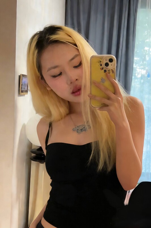 重慶黃毛舌釘母狗，含情默默吃著主人的腳和大屌，被扣的聖水直噴