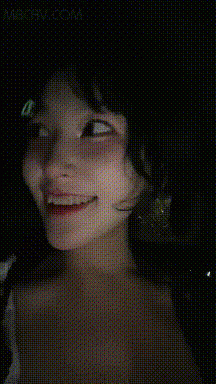可愛哪吒丸子頭清純05後女僕小妹深夜約小哥車上啪啪，小夥無心開車，想停車就艹