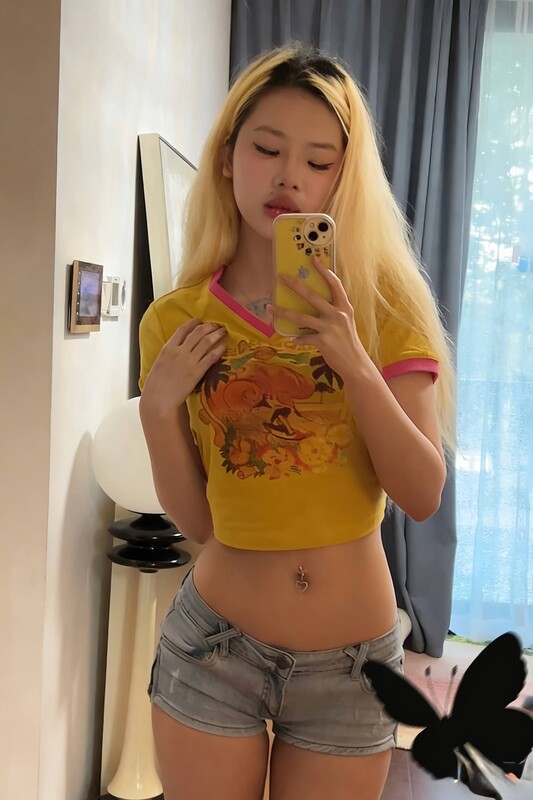 重慶黃毛舌釘母狗，含情默默吃著主人的腳和大屌，被扣的聖水直噴