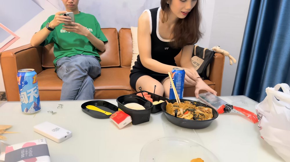 【AI增強】2023-07-02【瘦猴先生探花】泡良佳作，美甲小姐姐相伴，沙發抽插，偷拍濕漉漉的鮑魚有白漿