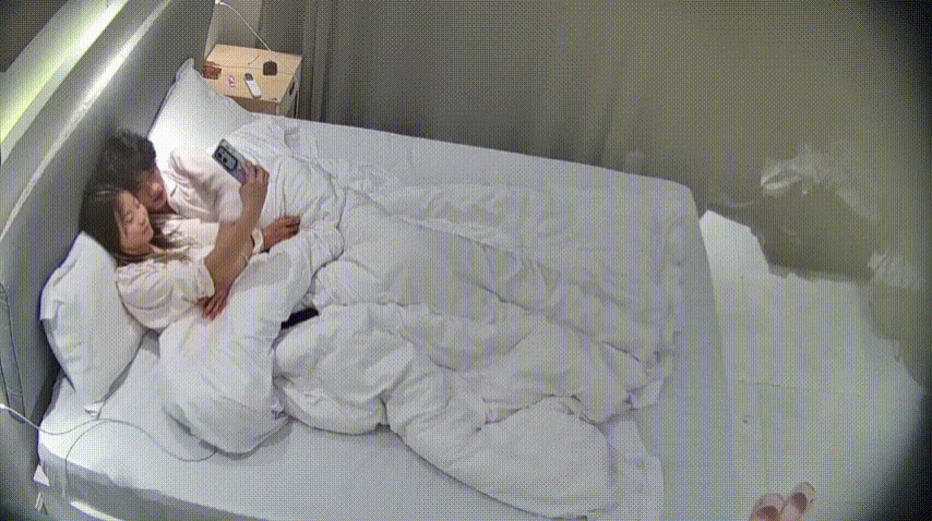身材嬌小 胸圓臀翹的長髮小美女 男友雞巴一掏出來 嘴就接進去了 滿屏熱戀的溫馨