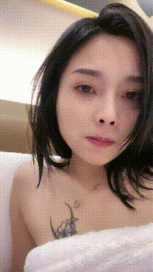 長相英俊少婦，香煙吹一口任由炮友吹簫摳逼，舔陰蒂，酷像男人的小弟弟