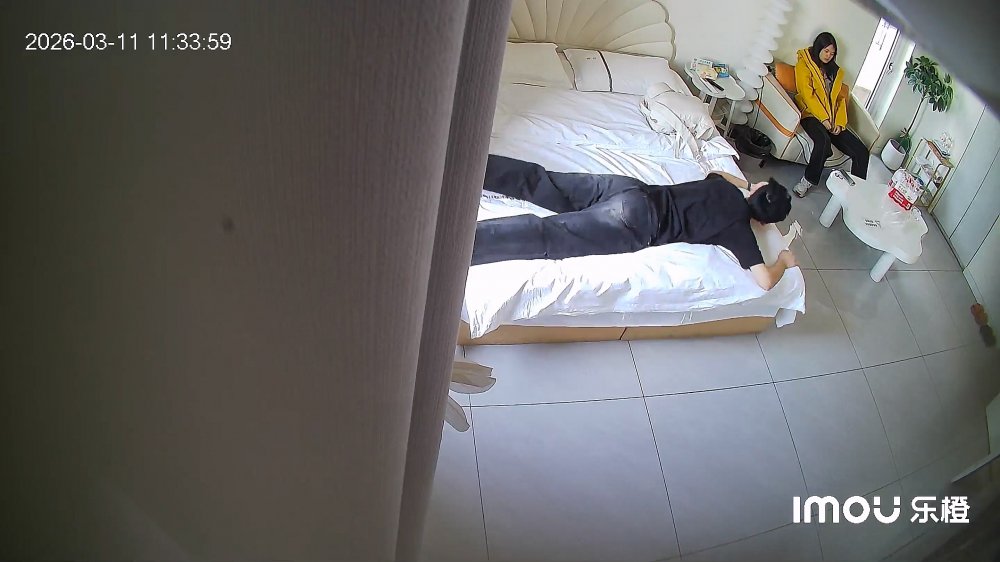❄ 酒店偷拍黃襖子年輕小美分開美腿讓男友壓在屁股狂操