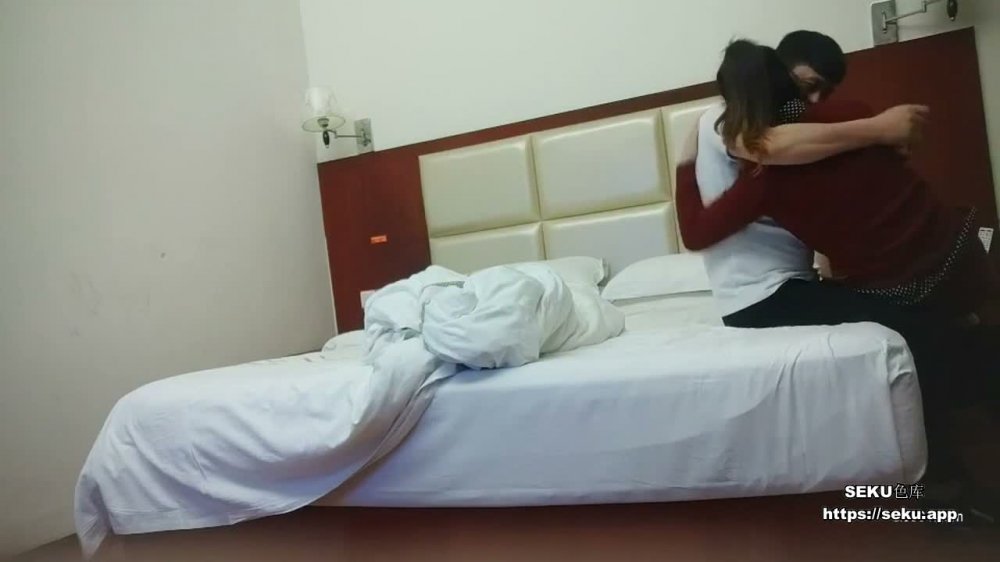 良家人妻 操你舒不舒服 啊舒服 想不想我 進門就啃浴室洗澡就控制不住開操