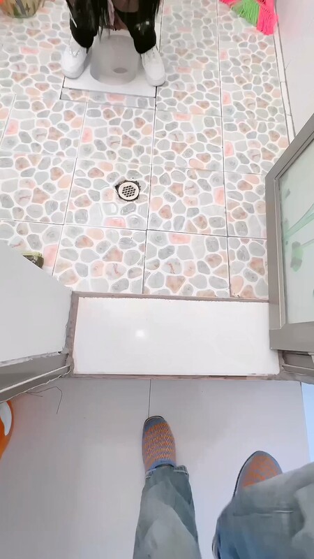 小姨子上廁所放尿沒關門 騷騷的開檔黑絲勾引勃起 上車騎莖車震插出白漿 內射極品榨精騷逼[MP4/383MB]