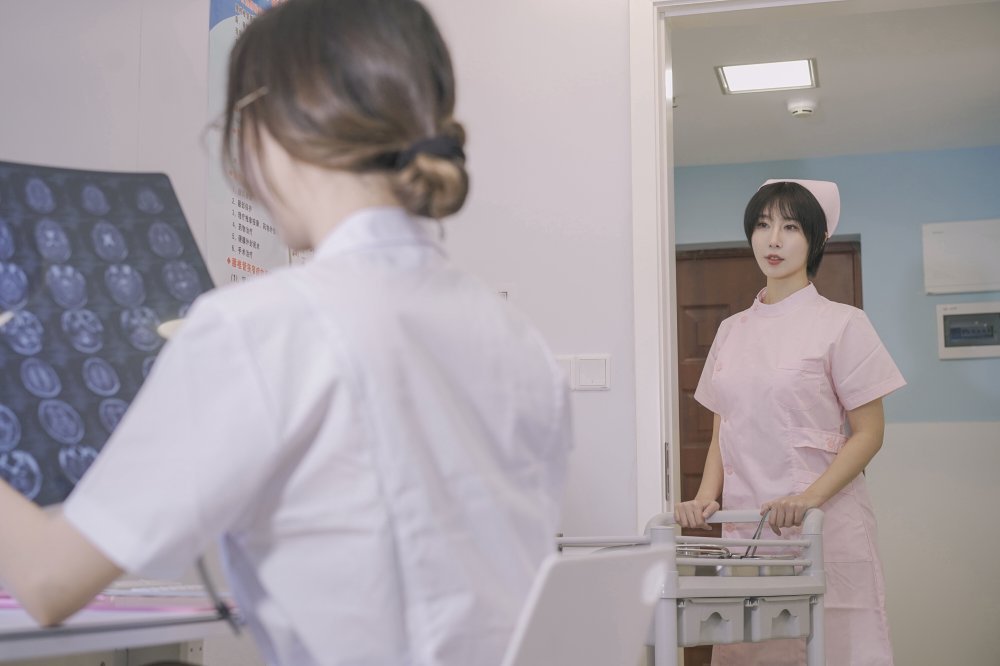 女女百合 - 醫生姐姐與護士姐姐，幫我查查體吧[80P]