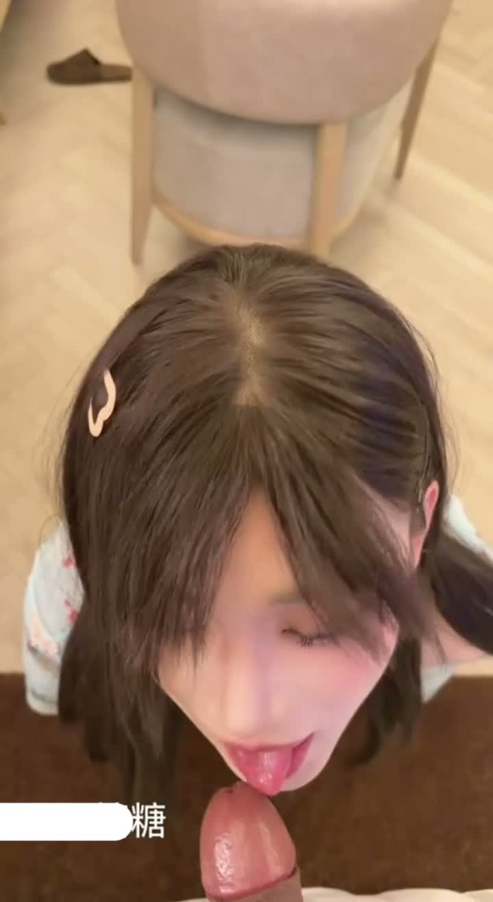 有點清純又很騷氣的CD男娘糖糖，給金主爸爸口交後去操另一個COS CD男娘，偽百合