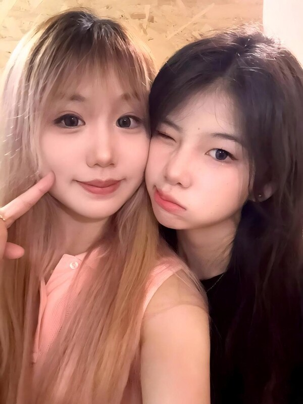 被攝影師的拿下的女大 ！ 自己抱著雙腿被爸爸肏 ~永遠是爸爸的乖寶寶 ~緊致粉嫩小穴無法抵擋的誘惑