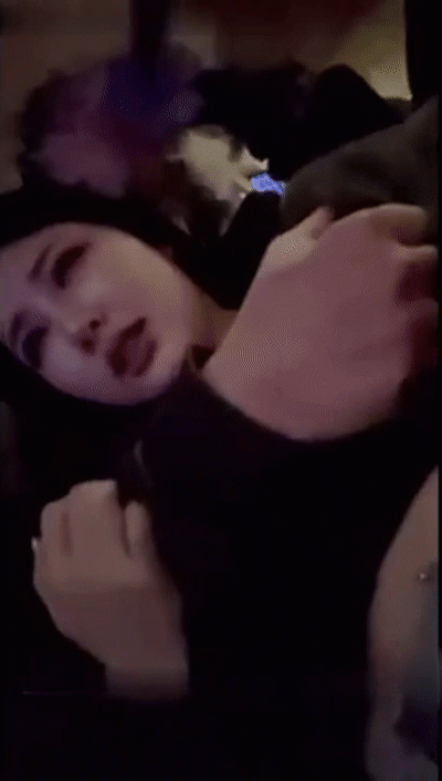 高顏值公主在K房內瘋狂吃雞，拉進廁所瘋狂肏屄，爽翻天呀[MP4/148MB]